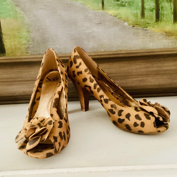 Sofft Size 9.5 M High Heel Pump Suede Leather Printed Leopard Peep Toe Rosette - Picture 13 of 15